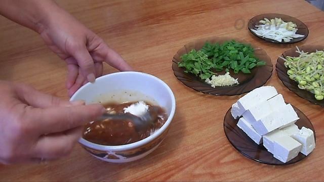 Соевые ростки с тофу в кисло-сладком соусе (豆芽炒豆腐, Dòuyá chǎo dòufu). Китайская кухня.