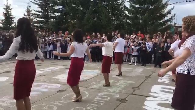 Флешмоб учителей МБОУ СОШ Ургала на «Последний звонок»?? смотреть онлайн