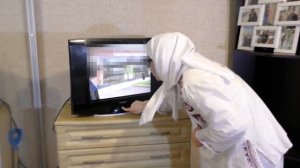 Дарина РАССТРОИЛАСЬ - Пылесос  НЕ ДАЕТ СПАТЬ! Веселая БАБУЛЯ. Портал в СТЕНЕ. Скетчи детям