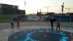 Аня, Ника, фонтан. Август 2020