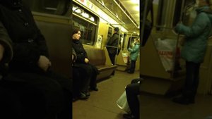 писает в метро