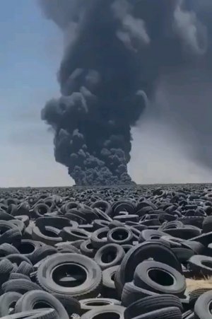 Пожар на свалке автомобильных шин в Кувейте