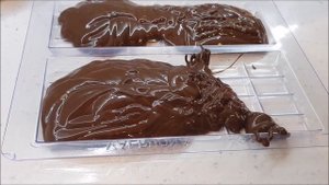 Шоколад в домашних условиях. Шоколад с орехами и вяленой вишней.