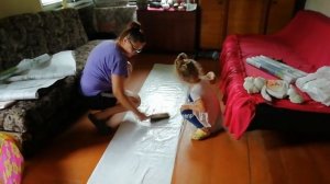 КЛЕИМ ОБОИ НА ДВП. МОЕМ КОВРЫ НА ДАЧЕ.