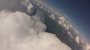 полет в вингсьюте в облаках