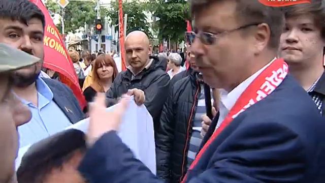 Помощник депутата ГД от КПРФ Обухова напал на демонстрантов смотреть онлайн