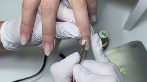 как нанести ЦВЕТНУЮ базу под кутикулу без затеков/covering gel under the cuticle