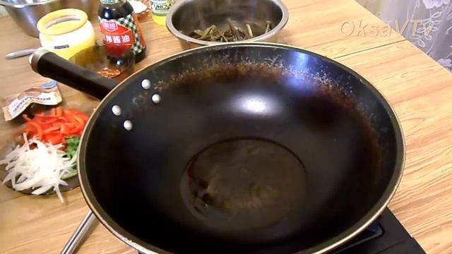 Теплый салат из папоротника с рисовой лапшой. Warm salad of fern with rice noodles.