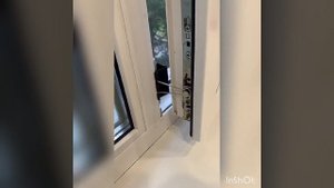 Лайфхаки для дома Как поставить окно на проветривание с помощью канцелярского зажима #Shorts
