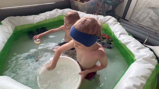 Тазик раздора. Двойняшки с братом в бассейне смотреть онлайн