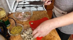 Салат с маринованными шампиньонами и копчёной курицей за 7 минут на праздничный стол.