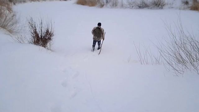 На рыбалку с ночевкой. Землянка на реке Илек смотреть онлайн