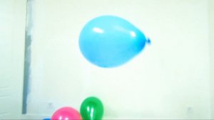 Девочка и Папа играют Цветными Шариками.  Радена надувает шарики