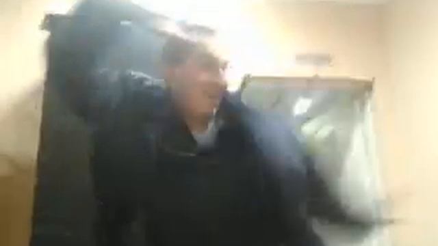 У нас на работе. Шлакоблок отжигает 2.mp4 смотреть онлайн