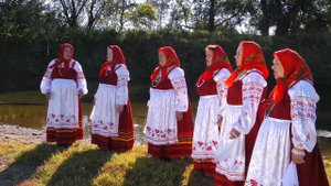 Зилимские бабушки (с.Красный Зилим, Башкирия)_Течет река