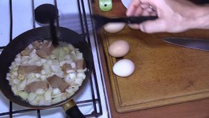 Как вкусно пожарить яичницу с салом и луком