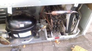 Холодильник включается, гудит, но не морозит  Самая частая проблема