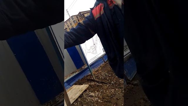 работник "пилон" комментирует действия проводимых работ."скоро будет хуже" смотреть онлайн