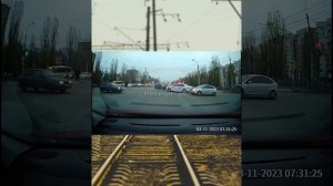 Воронеж: на пересечении улиц Остужева и Переверткина - ДТП с полицейской машиной.