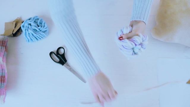 Как делать помпоны из ниток? Как сделать помпон для шапки? Помпон из пряжи своими руками. смотреть онлайн