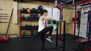 Отжимания на брусьях с резинкой