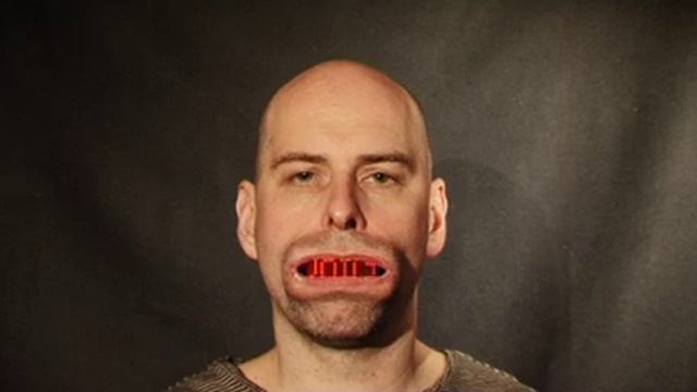 “Detachable voice” фрагмент видео-документации перформанса с использованием led-бейджа. 2011 год.