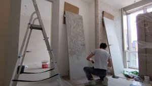 Отделка двери декоративной штукатуркой карта мира