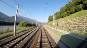 Высокая скорость транспорта вид из кабины машиниста поезда на природу Австрии Германии