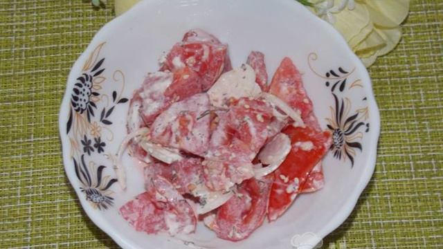 Помидорный салат с кунжутом и майонезом
