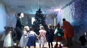 ТАНЕЦ ВХОД ПОТОЛОК ЛЕДЯНОЙ СРЕДНИЙ ВОЗРАСТ НОВЫЙ ГОД