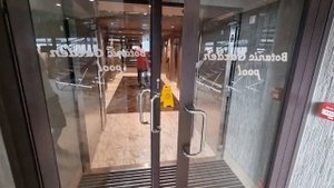 Крытый бассейн MSC World Europa. Обзор зоны крытого бассейна, джакузи, игры для детей и взрослых