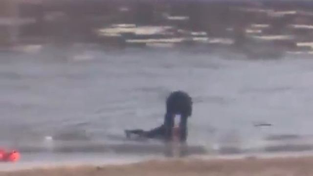 Пьяная дура полезла купатся зимой смотреть онлайн