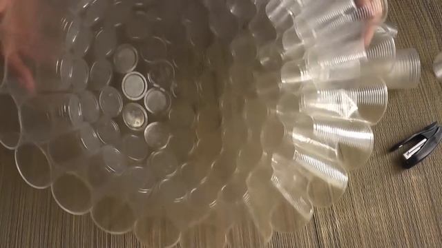 Диско шар из пластиковых стаканчиков и гирлянды
