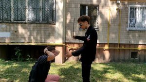 Неприятная встреча заставила молодых парней заниматься ЭТИМ прямо на улице