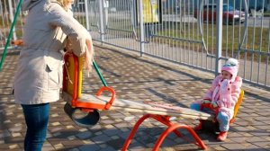 Катаемся с горки и на детских качелях