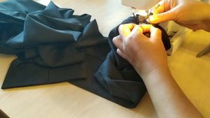 Мужские брюки, обработка низа брюк тесьмой.