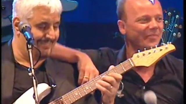 'O scarrafone Pino Daniele Gigi D'Alessio - Fischi per D'Alessio live Napoli 2008