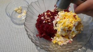 Яично-свекольный салат. Салат из варёной свёклы и варёных яиц.