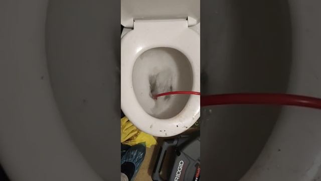 Как прочистить унитаз. Повезло с монтажом труб. смотреть онлайн