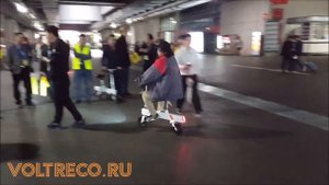 Бабушка на электросамокате Voltreco.ru