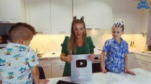 ДОЛГОЖДАННАЯ награда от Ютуб СЕРЕБРЯНАЯ КНОПКА  ! YouTube Creator Awards // KiFill boys 13+