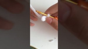 Как научиться вязать кольцо амигуруми из плюшевой пряжи крючком.