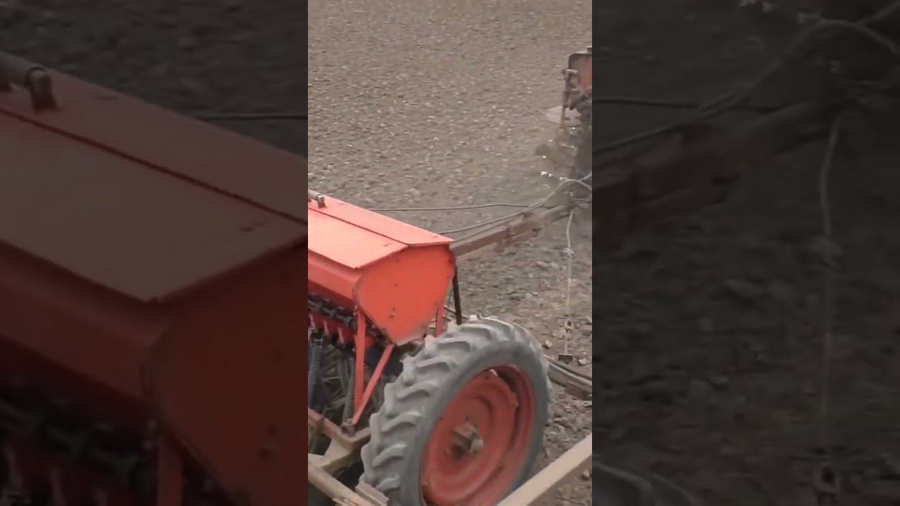 Как он тихо едет! ДТ 75 на посевной! смотреть онлайн