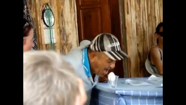 Турецкий мужчина  кричит на яйцо