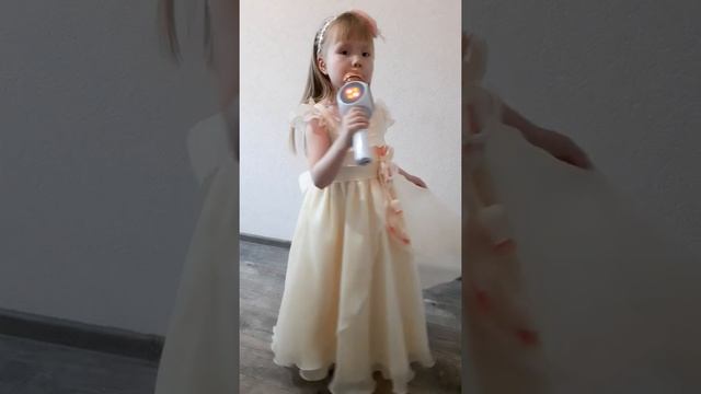 мамочка мамуля. Песня про маму. Песня для мамы. Песня на день мамы. Поет Лаура Калыкова