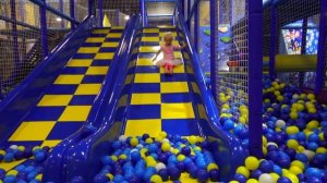 Детская площадка с горками и игрушками.