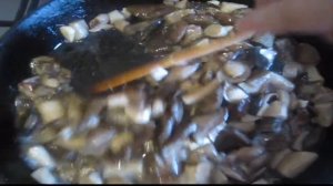 Жареные грибы с баклажанами с чесноком и луком