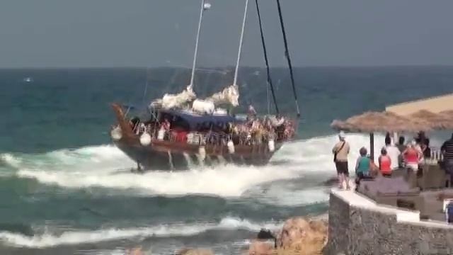 Аварийные ситуации - Посадка на мель - Кеч выбрасывает на камни на Крите
