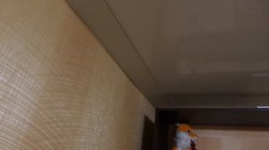 глянцевый натяжной потолок в маленькой спальне от трио в
