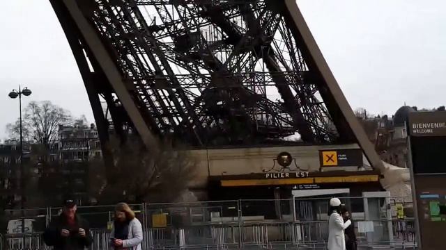 Эйфелева башня-достопримечательности Парижа смотреть онлайн